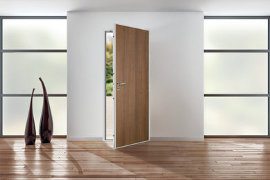 Ejemplo de puerta principal nórdica con paredes blancas y puerta de madera oscura