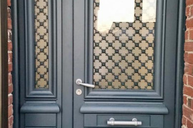 Exemple d'une porte d'entrée chic avec une porte grise.