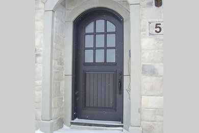 Modelo de puerta principal de estilo de casa de campo con paredes grises, puerta simple y puerta de madera oscura