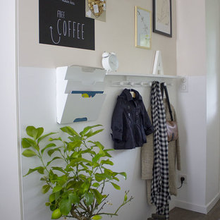 Idée de décoration pour un petit hall d'entrée nordique avec un mur rose, un sol en bois foncé, une porte simple et une porte blanche.