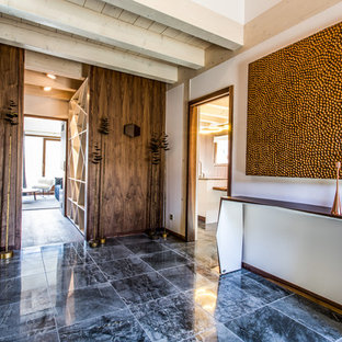 Réalisation d'un hall d'entrée bohème de taille moyenne avec un mur blanc.