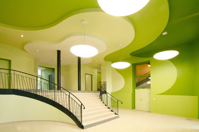 Réalisation d'une entrée design avec un mur vert.
