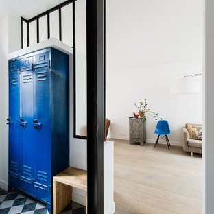 Exemple d'une entrée scandinave de taille moyenne avec un mur blanc et un vestiaire.