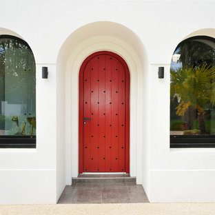 Aménagement d'une porte d'entrée méditerranéenne de taille moyenne avec un mur blanc, une porte simple et une porte rouge.