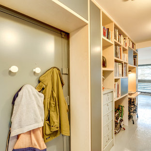 Réalisation d'une petit entrée nordique avec un vestiaire, un mur beige et une porte simple.
