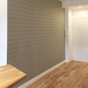 Modelo de distribuidor tradicional renovado, de tamaño medio, con paredes metalizadas, suelo de madera clara y puerta simple