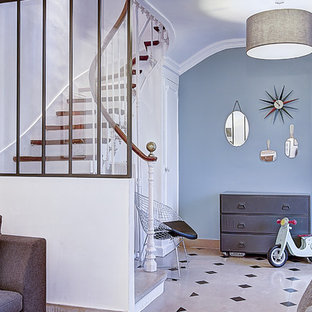 Cette photo montre un hall d'entrée chic de taille moyenne avec un mur bleu.