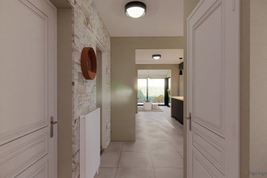 Idées déco pour un hall d'entrée moderne de taille moyenne avec un mur beige, une porte simple, une porte blanche, un sol en carrelage de céramique et un sol beige.