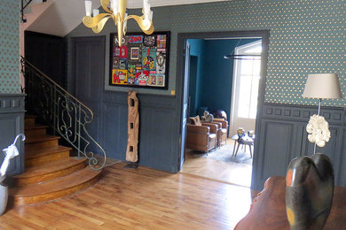 Idée de décoration pour un hall d'entrée tradition de taille moyenne avec un sol en bois brun et une porte double.