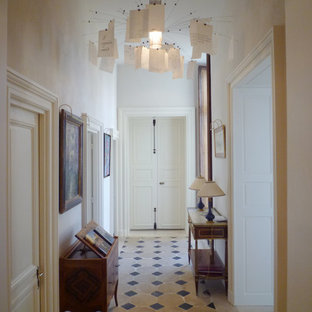 Aménagement d'une entrée contemporaine de taille moyenne avec un couloir et un mur blanc.