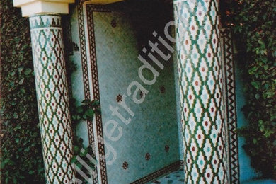 Réalisation d'une porte d'entrée tradition de taille moyenne avec un mur multicolore, tomettes au sol, une porte double et un sol beige.