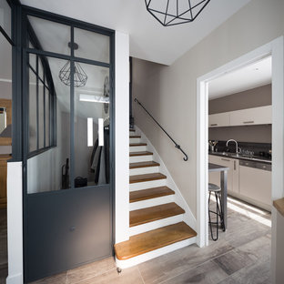 Foto på en mellanstor shabby chic-inspirerad foajé, med grå väggar, klinkergolv i keramik, en enkeldörr, en svart dörr och grått golv