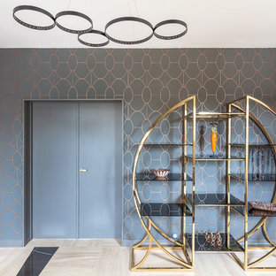 Inspiration pour un grand hall d'entrée design avec un mur beige, un sol en carrelage de céramique, une porte double, une porte noire et un sol beige.