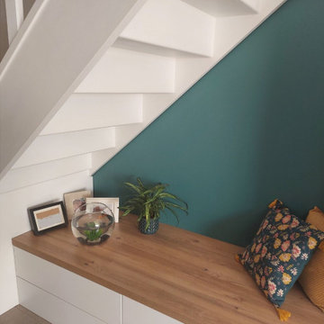 Un aménagement fonctionnel sous l'escalier d'une entrée