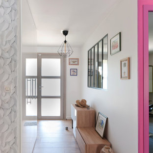 Exemple d'une entrée tendance de taille moyenne avec un mur blanc, un sol en bois clair, un couloir, une porte simple, une porte blanche et un sol beige.