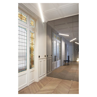 Vestibule, appartement haussmannien - Porte miroir invisible - Transitional  - Entry - Paris - by Jean-Christophe Peyrieux | Houzz