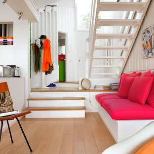 Idées déco pour un hall d'entrée contemporain de taille moyenne avec un mur blanc, un sol en bois clair, une porte simple et une porte blanche.