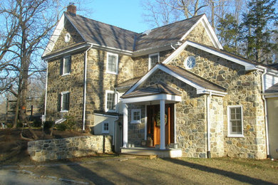 Example of a cottage entryway design in Philadelphia