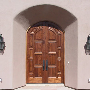 Esempio di una grande porta d'ingresso mediterranea con pareti beige, pavimento alla veneziana, una porta a due ante e una porta in legno bruno