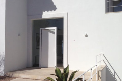 マヨルカ島にある地中海スタイルのおしゃれな玄関の写真
