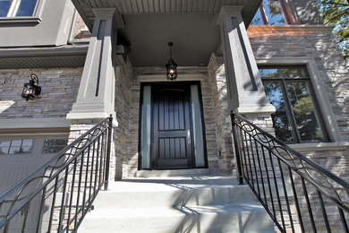 Источник вдохновения для домашнего уюта: входная дверь в классическом стиле с одностворчатой входной дверью и коричневой входной дверью