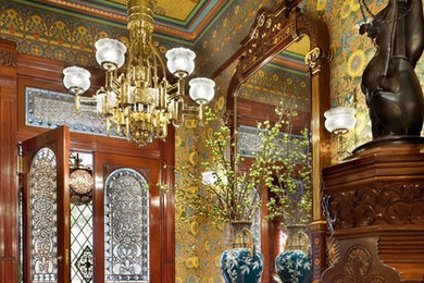 Großes Klassisches Foyer mit bunten Wänden, Doppeltür und Haustür aus Glas in New York