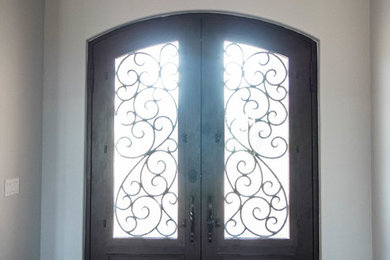 Ejemplo de puerta principal rural de tamaño medio con paredes blancas, suelo de madera oscura, puerta doble y puerta de madera oscura