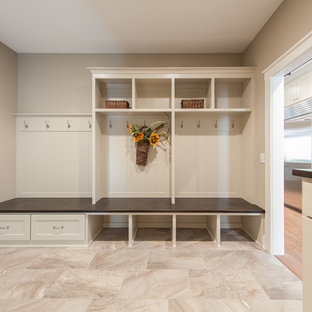 Esempio di un grande ingresso con anticamera chic con pareti grigie, pavimento in gres porcellanato e pavimento beige