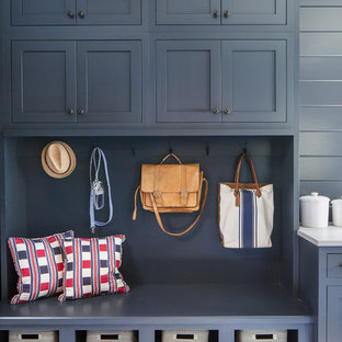 Inspiration pour une entrée traditionnelle de taille moyenne avec un mur bleu, un sol en carrelage de céramique, un sol blanc et un vestiaire.