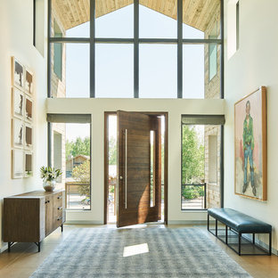 Ispirazione per una porta d'ingresso country di medie dimensioni con pareti beige, parquet scuro, una porta a pivot, una porta in legno scuro e pavimento marrone