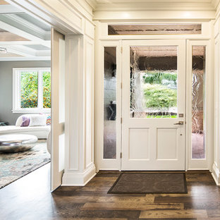 Foto di un ingresso o corridoio design con una porta in vetro