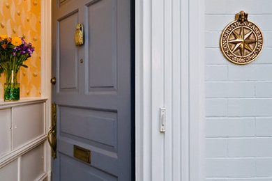 ワシントンD.C.にあるトラディショナルスタイルのおしゃれな玄関の写真
