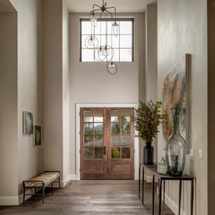Esempio di un grande ingresso country con pareti multicolore, parquet scuro, una porta a due ante e una porta in legno bruno