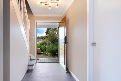 Diseño de puerta principal moderna con suelo vinílico, puerta simple, puerta de madera en tonos medios y suelo gris