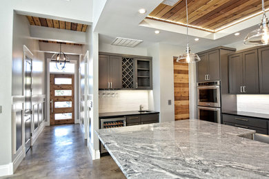 Mittelgroße Moderne Haustür mit grauer Wandfarbe, Betonboden, Einzeltür, grauer Haustür und braunem Boden in Austin