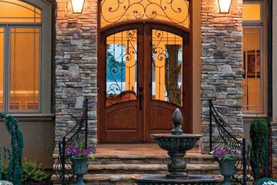 タンパにある高級な広いおしゃれな玄関ドア (木目調のドア) の写真