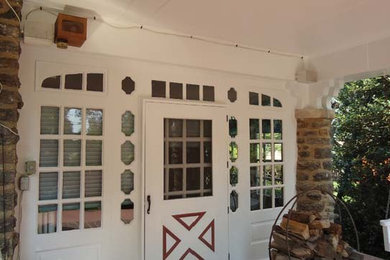 Modelo de puerta principal tradicional de tamaño medio con puerta simple y puerta blanca