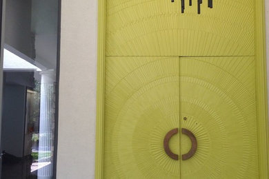 ボストンにあるミッドセンチュリースタイルのおしゃれな玄関の写真