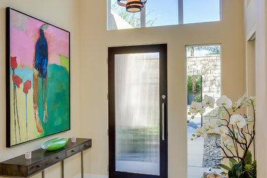 Esempio di un ingresso minimal di medie dimensioni con pareti beige, pavimento in gres porcellanato, una porta singola, una porta in legno scuro e pavimento multicolore