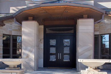Пример оригинального дизайна: большая входная дверь в современном стиле с двустворчатой входной дверью и черной входной дверью