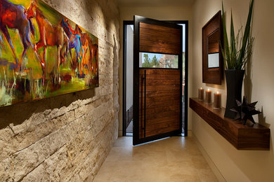 Imagen de hall de estilo americano con paredes beige, puerta pivotante, puerta de madera oscura y suelo beige