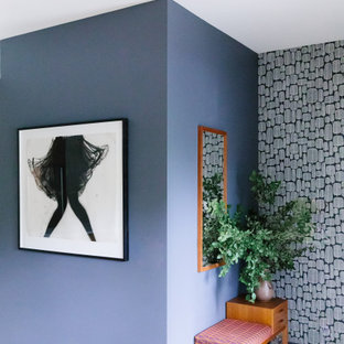 Ispirazione per un ingresso moderno di medie dimensioni con pareti grigie, parquet chiaro, una porta singola, una porta in legno chiaro, pavimento beige, soffitto a volta e carta da parati
