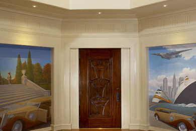 ワシントンD.C.にあるラグジュアリーな広いトラディショナルスタイルのおしゃれな玄関ロビー (ベージュの壁、濃色木目調のドア、大理石の床) の写真