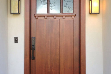 Foto de puerta principal de estilo americano de tamaño medio con puerta simple y puerta de vidrio