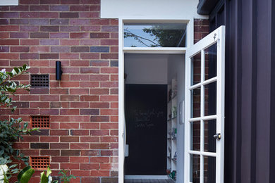 Foto di una porta d'ingresso classica con una porta singola e una porta in vetro