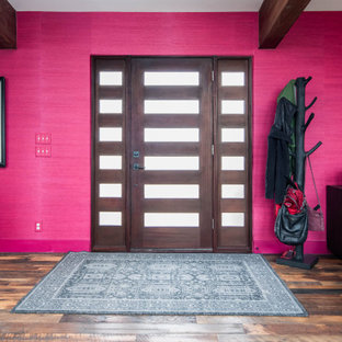 Esempio di un'ampia porta d'ingresso minimal con pareti rosse, parquet scuro, una porta singola, una porta in legno scuro, pavimento multicolore, travi a vista e carta da parati