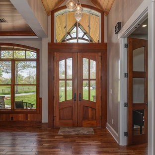 75+ Hauseingänge mit braunem Holzboden und hellbrauner Holztür Ideen