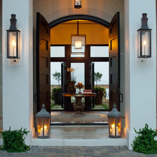 Imagen de puerta principal contemporánea con puerta doble y puerta de madera oscura