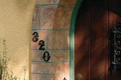 Imagen de puerta principal mediterránea de tamaño medio con paredes beige, puerta simple y puerta de madera en tonos medios
