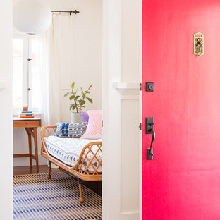 Ejemplo de entrada de estilo americano con paredes blancas, suelo de madera oscura, puerta simple, puerta roja y suelo marrón